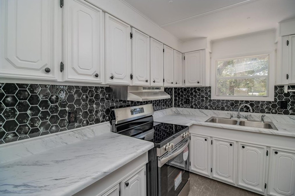 4418 Sunnyside Dr, Fruitland Park FL  34731-5609 exterior