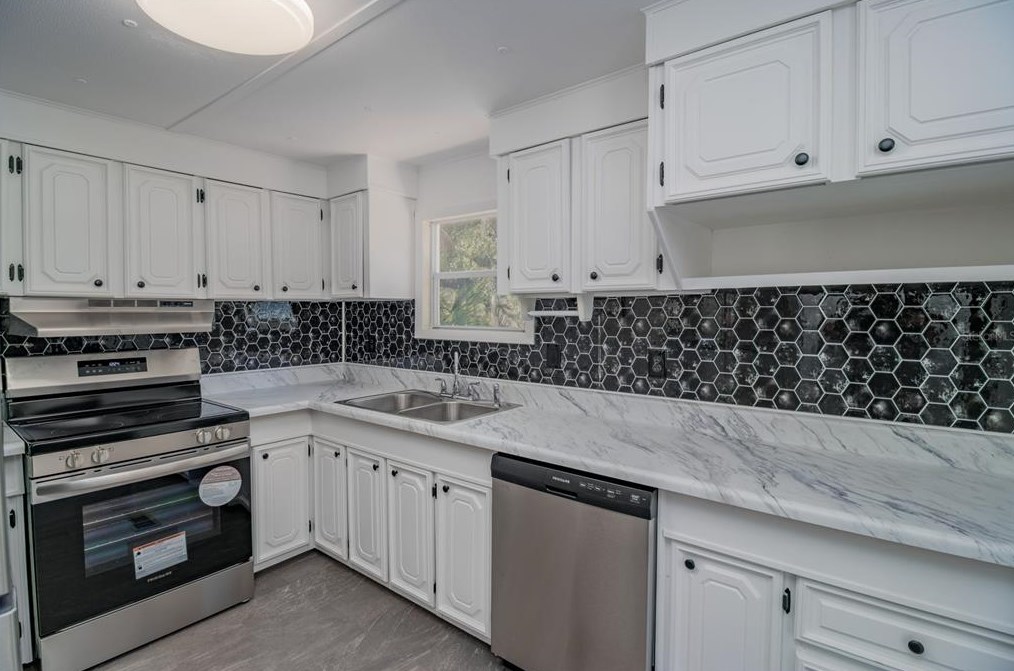 4418 Sunnyside Dr, Fruitland Park FL  34731-5609 exterior