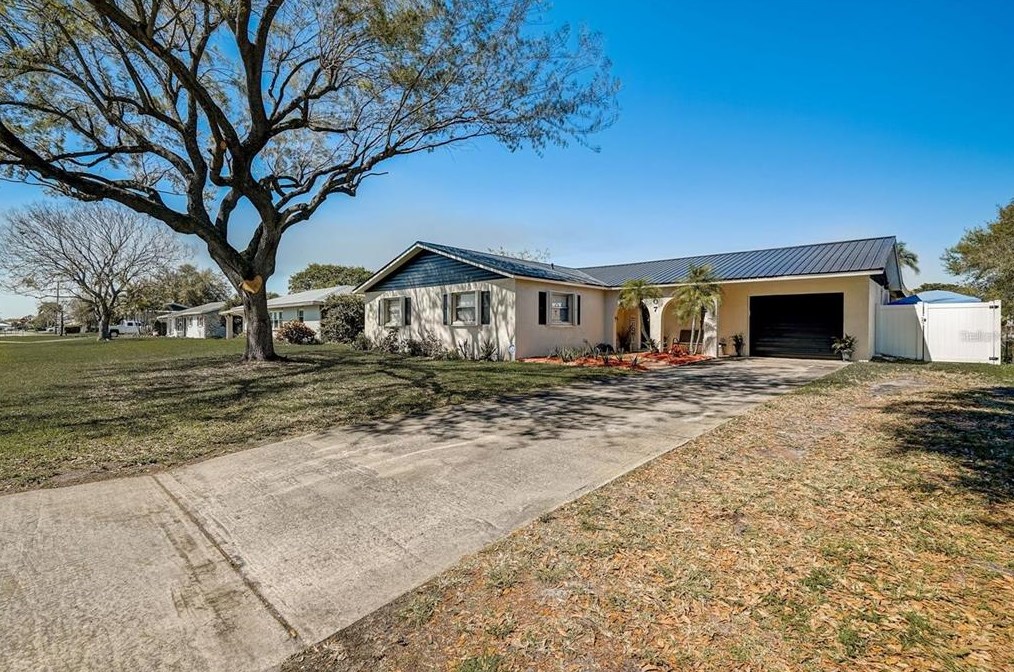 207 E Sugarland Cir, Clewiston, FL 33440