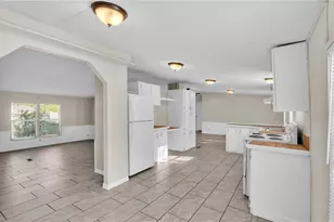 8638 Gibson Oaks Dr, Lakeland, FL 33809 - Photo 4