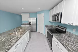 8009 Sail Clover Ln, Zephyrhills, FL 33540 - Photo 4