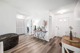 1608 Colonnades Cir N, Lakeland, FL 33811 - Photo 6