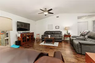 1836 Prairie Dunes Cir N, Lakeland, FL 33810 - Photo 4