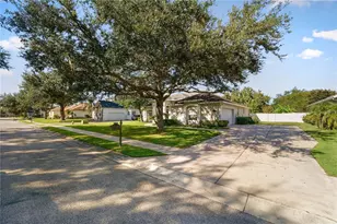 3293 Hawks Ridge Dr, Lakeland, FL 33810 - Photo 2