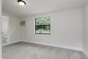 2405 Delrose Dr E, Lakeland, FL 33805 - Photo 10