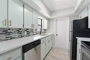 5737 Deer Hollow Ln W, Sarasota, FL 34232 - Photo 6