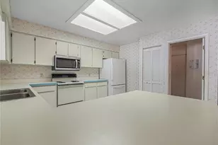 1933 Prairie Dunes Cir N, Lakeland, FL 33810 - Photo 8