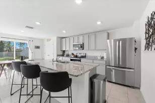 1211 Tahitian Sunrise Dr, Plant City, FL 33565 - Photo 2