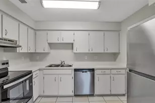 236 Village Crest Ct, Lakeland, FL 33809 - Photo 4