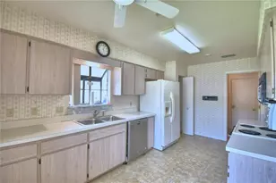4828 Squire Hollow Dr, Lakeland, FL 33811 - Photo 16