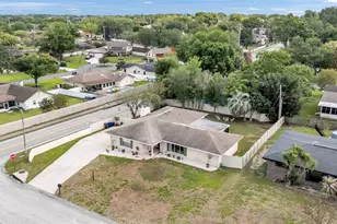 1743 Wilshire Ct, Lakeland, FL 33809 - Photo 2