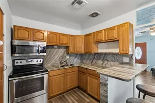 1038 Canal Dr W, Lakeland, FL 33801 - Photo 6