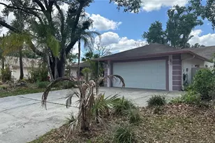 2898 Hammock Dr, Plant City, FL 33566 - Photo 2