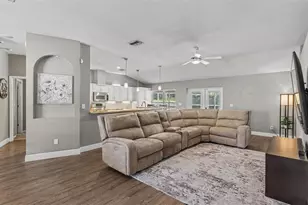 2219 Towering Oaks Cir, Seffner, FL 33584 - Photo 4