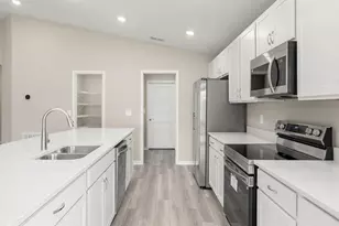 35458 Coventry Fields Loop, Zephyrhills, FL 33541 - Photo 4