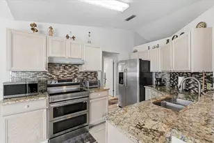 1001 Canary Cir S, Lakeland, FL 33809 - Photo 10
