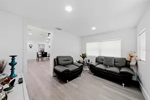 10124 N Hyacinth Ave, Tampa, FL 33612 - Photo 2