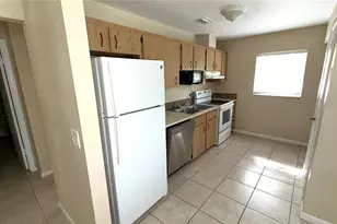 215 E Hibiscus Dr, Lakeland, FL 33803 - Photo 4