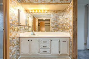 528 Skyline Dr W, Lakeland, FL 33801 - Photo 14