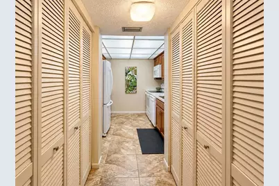 2132 Lakewood Club Drive S #8B, Saint Petersburg, FL 33712 - Photo 14