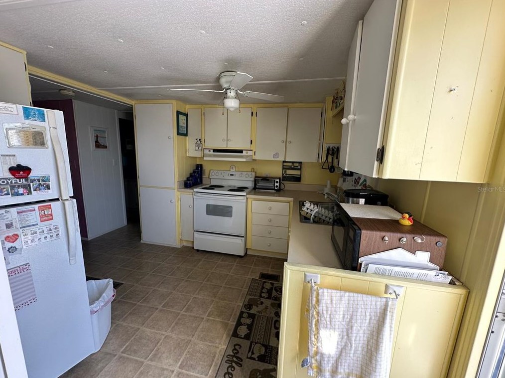 240 Outer Dr, Venice, FL 34285-7135