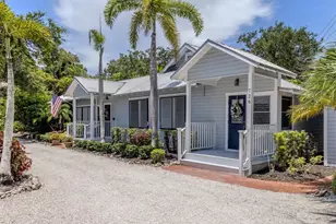 726 Eagle Point Dr, Venice, FL 34285 - Photo 1
