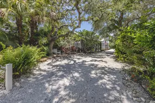 726 Eagle Point Dr, Venice, FL 34285 - Photo 20