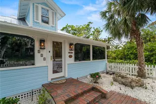 713 Eagle Point Dr, Venice, FL 34285 - Photo 2