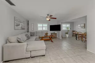 537 Manatee Ct, Venice, FL 34285 - Photo 4