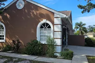 417 Lake of the Woods Dr, Venice, FL 34293 - Photo 4