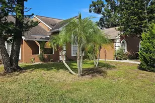 417 Lake of the Woods Dr, Venice, FL 34293 - Photo 2