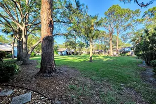 4765 Oak Forest Dr W, Sarasota, FL 34231 - Photo 20