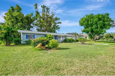 112 Field Avenue East, Venice, FL 34285 - Photo 2