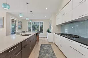 709 Eagle Point Dr, Venice, FL 34285 - Photo 16