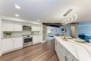 2132 Hyde Park Cir, Sarasota, FL 34239 - Photo 24