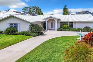 396 Bayshore Dr, Venice, FL 34285 - Photo 2