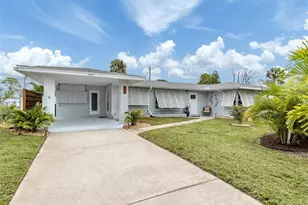 825 Nokomis Ave S, Venice, FL 34285 - Photo 2