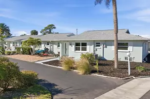 1023 Beach Manor Cir, Venice, FL 34285 - Photo 2