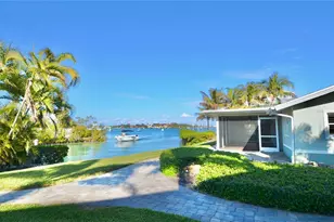 724 El Dorado Dr, Venice, FL 34285 - Photo 2