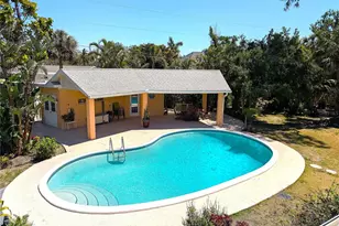 337 Harbor Dr S, Venice, FL 34285 - Photo 2