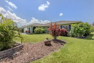 904 S Gondola Dr, Venice, FL 34293 - Photo 2