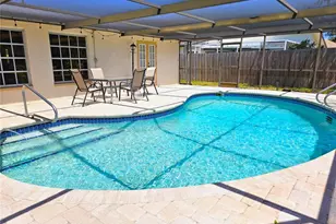 492 E Shade Dr, Venice, FL 34293 - Photo 2