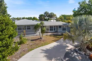 117 Aurora St E, Venice, FL 34285 - Photo 2