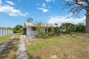 309 Base Ave E, Venice, FL 34285 - Photo 2