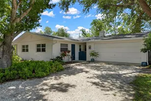 417 Baycrest Dr, Venice, FL 34285 - Photo 4