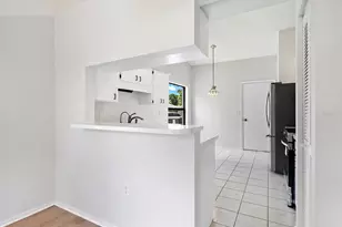 7517 38th St Cir E, Sarasota, FL 34243 - Photo 6