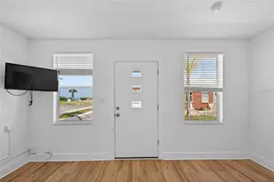 908 Villas Dr, Venice, FL 34285 - Photo 4
