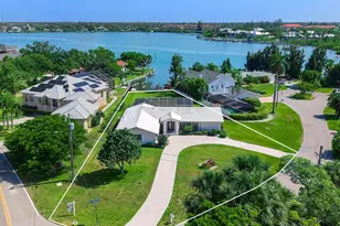 396 Bayshore Dr, Venice, FL 34285 - Photo 2