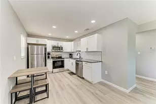 460 E Base Ave, Venice, FL 34285 - Photo 8