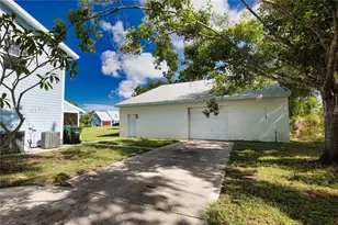 916 Bayshore Dr, Englewood, FL 34223 - Photo 10